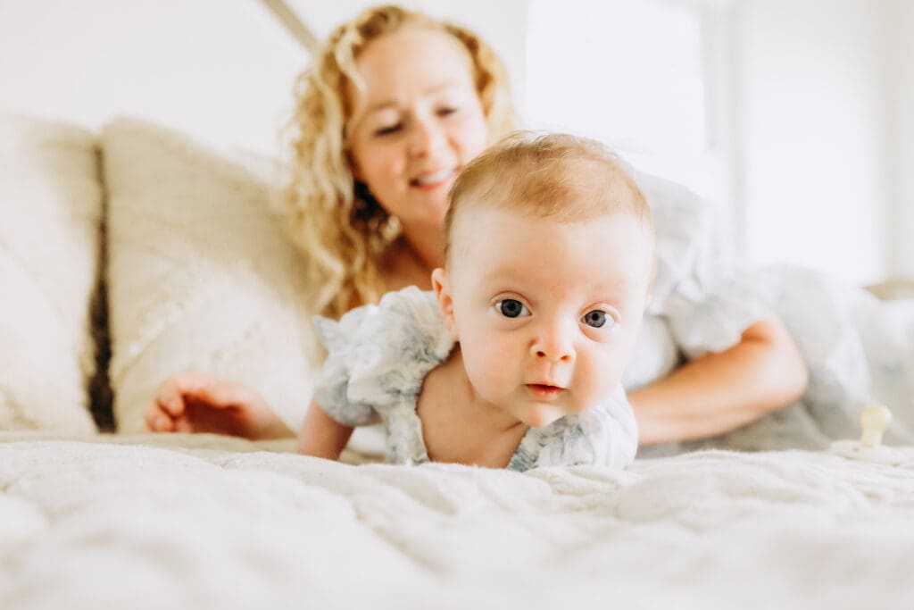 baby hold head up on bed in photos for a blog about in-home lifestyle photo session