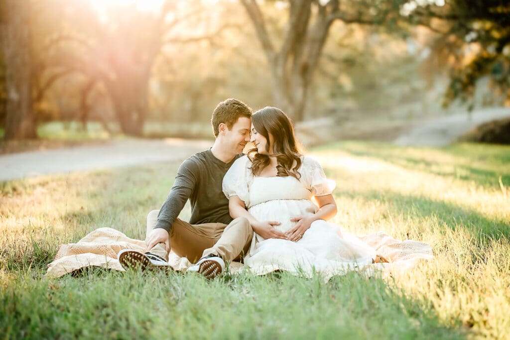 couple bathed in golden backlight for a maternity session